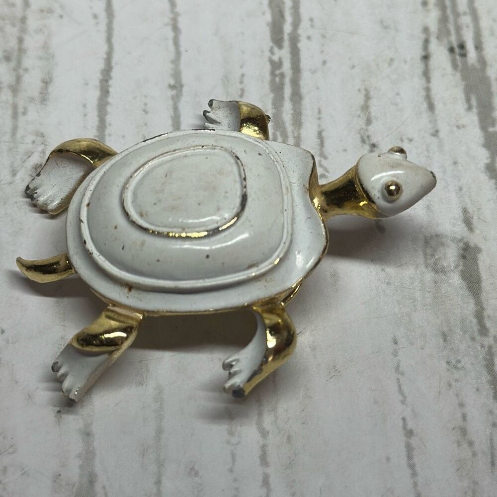 Vintage GERRYS Gold‎ Tone White Shell Turtle Brooch Pin 796